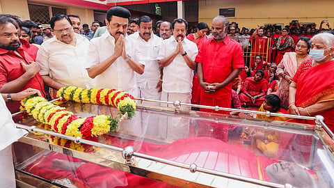 பங்காரு அடிகளார் உடலுக்கு மாலை அணிவித்து அஞ்சலி செலுத்திய முதல்வர் மு.க.ஸ்டாலின் மற்றும் அமைச்சர்கள் துரைமுருகன், கே.என்.நேரு, க.பொன்முடி.