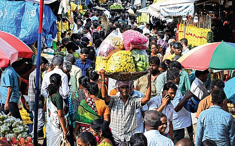 ஆயுத பூஜை சில அலுவலகம், வணிக நிறுவனங்களில் நேற்றே கொண்டாடப்பட்டது. இதன் காரணமாக சென்னை பிராட்வே மலர் அங்காடியில் கூட்டம் அதிகரித்து காணப்ப ட்டது.
படங்கள்: ம.பிரபு