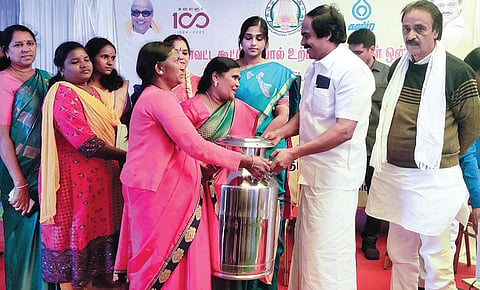உதகையிலுள்ள ஆவின் வளாகத்தில் நேற்று நடைபெற்ற விழாவில், பால் முகவர்களுக்கு நலத்திட்ட உதவிகளை வழங்கிய பால் வளத் துறை அமைச்சர் மனோ தங்கராஜ். 
படம்: ஆர்.டி.சிவசங்கர்