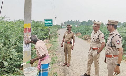 திருநெல்வேலி மாவட்டத்தில் பல்வேறு இடங்களில் காவல்துறை சார்பில் சாதிய அடையாளங்கள் அழிக்கப்பட்டு வருவதை காவல் கண்காணிப்பாளர் என். சிலம்பரசன் பார்வையிட்டார்.