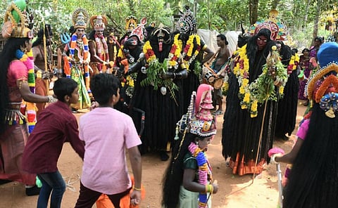 குலசேகரன்பட்டினத்தில் குவியும் வேடமணிந்த பக்தர்கள்