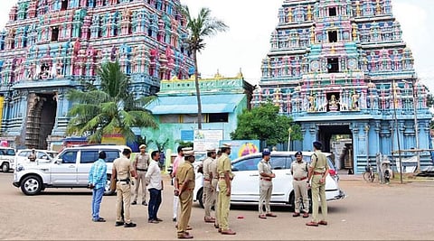 காளையார்கோவிலில் மருது சகோதரர்கள் நினைவு தின பாதுகாப்பு ஏற்பாடுகளை பார்வையிட்ட தென்மண்டல ஐஜி நரேந்திரன் நாயர், ராமநாதபுரம் சரக டிஐஜி துரை, எஸ்பி அரவிந்த்.