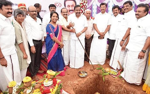 ஓசூர் பத்தளப்பள்ளியில் ரூ.30 கோடி மதிப்பில்  புதிய புறநகர்  பேருந்து நிலையம் அமைக்கும் பணியைப் பூமி பூஜை செய்து அமைச்சர்கள் கே.என்.நேரு, அர.சக்கரபாணி ஆகியோர் தொடங்கிவைத்தனர்.
