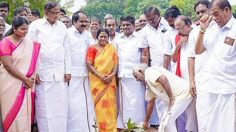 புதுக்கோட்டையில் புதிய கட்டிடங்கள் அமைப்பதற்கான பணிகளை தொடங்கி வைத்த முன்னாள் நிதி அமைச்சர் ப.சிதம்பரம் உடன் அமைச்சர் சிவ.வீ.மெய்யநாதன்
