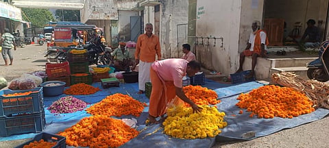 300 டன் பூக்கள் அதிகமாக விற்பனை