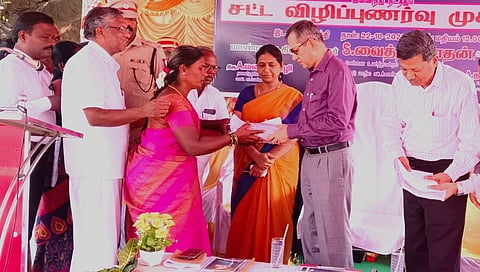 வாச்சாத்தியில்  நடந்த சட்ட விழிப்புணர்வு முகாமில் நீதிபதி எஸ். வைத்தியநாதன் பொதுமக்களிடமிருந்து மனுக்களை பெற்றார்.