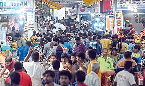 பொருட்கள் வாங்க குவிந்த மக்கள் கூட்டம்.படங்கள்: எஸ்.சத்தியசீலன்﻿﻿
