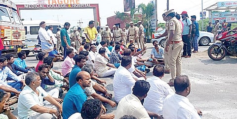 குற்றவாளிகளை கைது செய்ய வலியுறுத்தி கேளம்பாக்கம் - வண்டலூர் சாலை ரத்தினமங்கல த்தில் சாலை மறியல் போராட்டம் நடைபெற்றது.