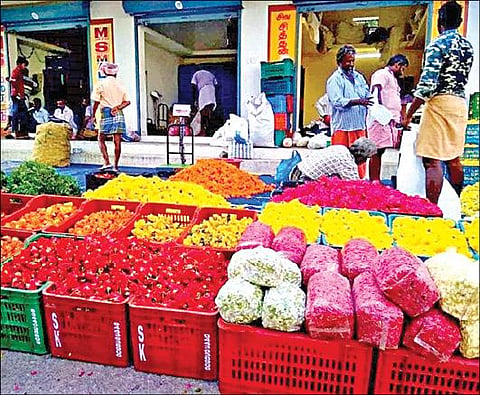ஆயுத பூஜையை முன்னிட்டு கன்னியாகுமரி மாவட்டம் தோவாளை பகுதியில் உள்ள மலர் சந்தையில்  விற்பனைக்காக  நேற்று குவித்து வைக்கப்பட்டிருந்த பூக்கள்.