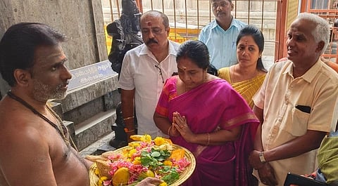 கோவையை கோட்டை சங்கமேஸ்வரர் கோயிலில் நடந்த சிறப்பு வழிபாட்டில் பாஜக எம்எல்ஏ வானதி சீனிவசான் கலந்துகொண்டார்.