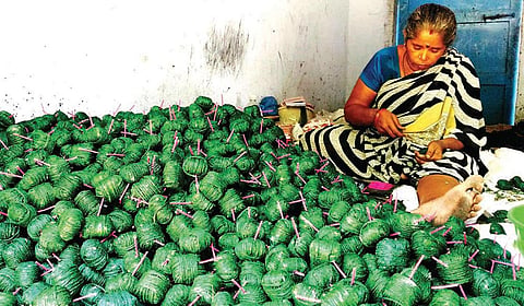 நூற்றாண்டு காணும் பட்டாசு தொழில்: தொழிலாளர்களின் பாதுகாப்பு உறுதிப்படுத்தப்படுமா?