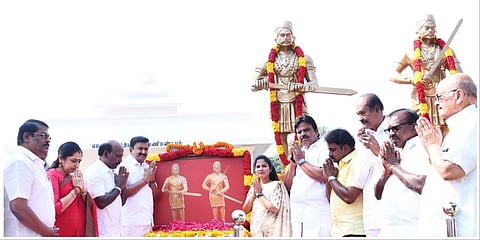 சென்னை கிண்டியில்  உள்ள மருது சகோதரர்கள் சிலையின் கீழ் வைக்கப்பட்டிருந்த அவர்களது உருவப்படத்துக்கு தமிழக அரசு சார்பில் மரியாதை செலுத்தப்பட்டது.