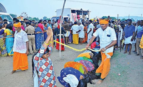 பவித்திரம் அச்சப்பன் கோயில் விழாவின் ஒரு பகுதியாக நேர்த்திக் கடன் நிறைவேற கைகளை கூப்பியபடி மண்டியிட்டிருந்த பெண்களை கோயில் பூசாரி சாட்டையால் அடிக்கும் நிகழ்ச்சி நடந்தது.