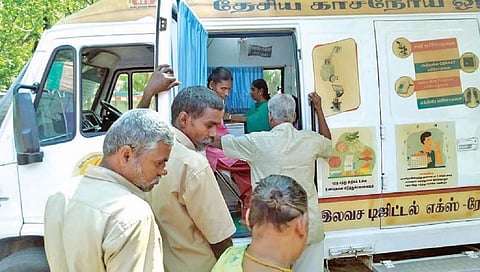 கோவையில் இலவச டிஜிட்டல் எக்ஸ்-ரே வாகனத்தில் பரிசோதனை செய்துகொள்ள காத்திருந்தோர். (கோப்பு படம்)