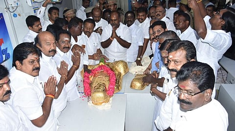 முத்துராமலிங்க தேவர் குரு பூஜை: பசும்பொன் நினைவிடம் நிர்வாகியிடம் அதிமுக சார்பில் தங்க கவசம் ஒப்படைப்பு