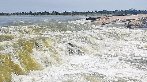 விழுப்புரம் அருகே எல்லீஸ் சத்திரம் அணைக்கட்டில் இருந்து வெளியேறும் தென் பெண்ணையாற்று நீர்.
(கோப்புப் படம்)