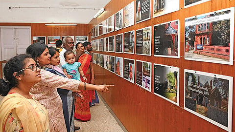மதுரை அரசு அருங்காட்சியகத்தில் ‘அருங்காட்சியகங்களின் வரலாறு’ குறித்த புகை ப்படக் கண்காட்சியில் உள்ள அரிய புகைப்படங்களை பார்வையிட்ட பார்வை யாளர்கள்.  | படம்: எஸ்.கிருஷ்ணமூர்த்தி