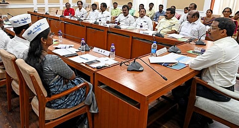 தமிழக தலைமை தேர்தல் அதிகாரி சத்யபிரத சாஹு தலைமையில், அங்கீகரிக்கப்பட்ட தேசிய மற்றும் மாநில கட்சிகளின் பிரதிநிதிகள் பங்கேற்ற ஆலோசனை கூட்டம் நடைபெற்றது. | படம்: ம.பிரபு