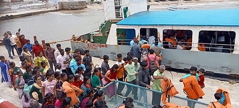 கன்னியாகுமரி படகு இல்லத்தில் இருந்து விவேகானந்தர் மண்டபத்திற்கு படகில் செல்ல காத்து நிற்கும் சுற்றுலா பயணிகள்.