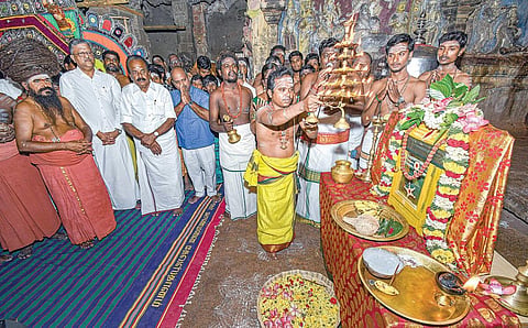 திருமுறைகளுக்கு நடைபெற்ற தீபாராதனை.  படங்கள்: ஆர்.வெங்கடேஷ்