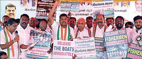 இலங்கை கடற்படை வசம் உள்ள படகுகளை விடுவிக்கக்கோரி, அகில இந்திய மீனவர் காங்கிரஸ் சார்பில் இலங்கை தூதரக முற்றுகைப் போராட்டம் சென்னை எழும்பூரில் நேற்று நடந்தது. இதில் புதுச்சேரி முன்னாள் முதல்வர்கள் நாராயணசாமி, வைத்திலிங்கம் உள்ளிட்டோர் பங்கேற்றனர். படம்: எஸ்.சத்தியசீலன்