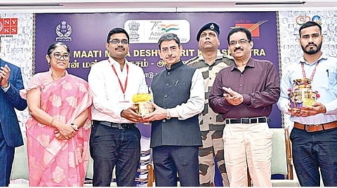 சென்னை கிண்டி ஆளுநர் மாளிகையில் நேற்று நடைபெற்ற நிகழ்ச்சியில், ‘என் மண் என் தேசம்’ அமிர்த கலச யாத்திரை விழிப்புணர்வுக்காக, பல்வேறு இடங்களில் இருந்து சேகரிக்கப்பட்ட மண் நிறைந்த கலசத்தை,  ஆளுநர் ஆர்.என்.ரவி, யாத்திரை குழுவினரிடம் வழங்கினார்.
