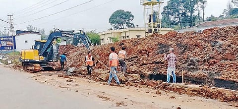உதகை ரயில் நிலையப் பகுதியில் புதிய கட்டுமானப் பணியில் ஈடுபட்டுள்ள ஊழியர்கள்.  படம்: ஆர்.டி.சிவசங்கர்