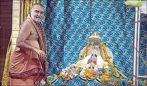 அயோத்யா தாம், ராம ஜென்ம பூமி தலத்தில் அமைந்துள்ள ராம்லல்லா கோயிலில், காஞ்சி சங்கர மடத்தின் பீடாதிபதி  விஜயேந்திர சரஸ்வதி சுவாமிகள் சிறப்பு பூஜைகள் செய்தார்.