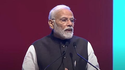 மாநாட்டில் உரை நிகழ்த்தும் பிரதமர் மோடி