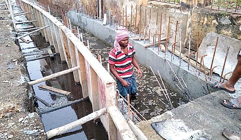 மாநகராட்சி சார்பில் அமைக்கப்பட்ட கான்கிரீட் மழைநீர் வடிகால் கட்டுமானம்.