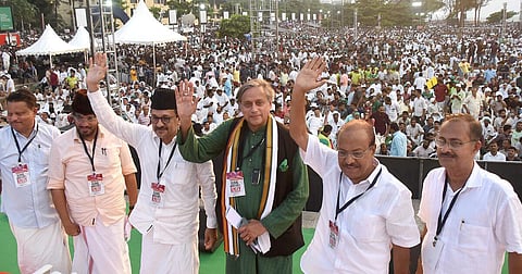 கோழிக்கோட்டில் நேற்று நடந்த பேரணியில் பங்கேற்ற சசி தரூர்
