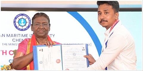 சென்னையில் நடந்த இந்திய கடல்சார் பல்கலைக்கழகத்தின் 8-வது பட்டமளிப்பு விழாவில்  குடியரசுத் தலைவர் திரவுபதி முர்மு மாணவர்களுக்கு பட்டங்களை வழங்கினார்.