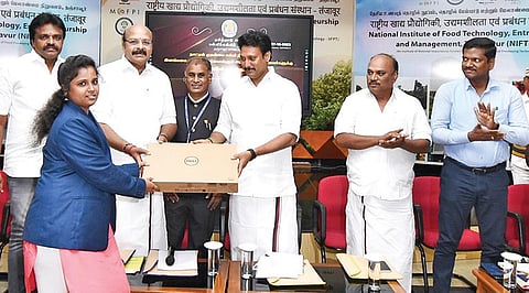 தஞ்சாவூரில் உள்ள தேசிய உணவு தொழில்நுட்பம், தொழில்முனைவோர் மற்றும் மேலாண்மை நிறுவனத்தில் நேற்று நடைபெற்ற நிகழ்ச்சியில் ஒரு மாணவிக்கு லேப்டாப் வழங்கிய பள்ளிக் கல்வித் துறை அமைச்சர் அன்பில் மகேஸ் பொய்யாமொழி.