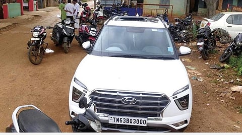 மர்ம வெடிபொருள் வீசியதில்  சேதமடைந்த காரின் மேற்கூரை.