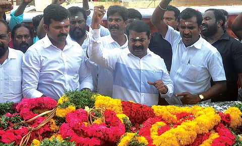 மருது சகோதரர்கள் குருபூஜையையொட்டி காளையார்கோவிலில் உள்ள அவரது நினைவிடத்தில் மரியாதை செலுத்திய நாம் தமிழர் கட்சி தலைமை ஒருங்கிணைப்பாளர் சீமான் உள்ளிட்டோர்.