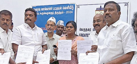 சென்னை மாவட்டத்துக்கு உட்பட்ட 16 சட்டப்பேரவைத் தொகுதிக்கான ஒருங்கிணைந்த  வரைவு வாக்காளர் பட்டியலை மாவட்ட தேர்தல் அலுவலர் ஆர்.லலிதா அனைத்து கட்சி பிரதிநிதிகள் முன்னிலையில் சென்னை ரிப்பன் மாளிகையில்  நேற்று வெளியிட்டார்.படம்: மபிரபு
