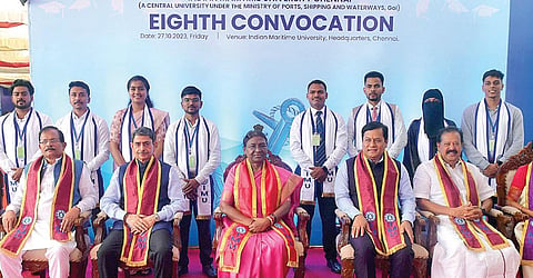 இந்திய கடல்சார் பல்கலைக்கழகத்தின் பட்டமளிப்பு விழாவில் குடியரசுத் தலைவர் திரவுபதி முர்மு பங்கேற்று மாணவர்களுக்கு பட்டங்களை வழங்கினார். இதில் ஆளுநர் ஆர்.என்.ரவி, மத்திய அமைச்சர் சர்பானந்தா சோனோவால், மத்திய இணை அமைச்சர் பத் நாயக், தமிழக அமைச்சர் பொன்முடி ஆகியோர் பங்கேற்றனர்.