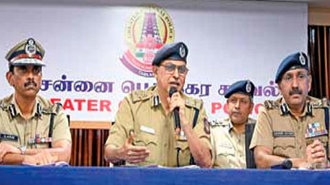 பெட்ரோல் குண்டு விவகாரம் தொடர்பாக சிசிடிவி வீடியோ காட்சிகளை வெளியிட்டு விளக்கம் அளித்த டிஜிபி சங்கர் ஜிவால், சென்னை காவல் ஆணையர் சந்தீப் ராய் ரத்தோர், சட்டம் ஒழுங்கு கூடுதல் டிஜிபி அருண். உடன் கூடுதல் ஆணையர் பிரேம் ஆனந்த் சின்ஹா. படம்: ம.பிரபு