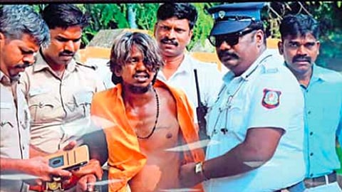 ரவுடி கருக்கா வினோத் மற்றும் காவலர்கள்