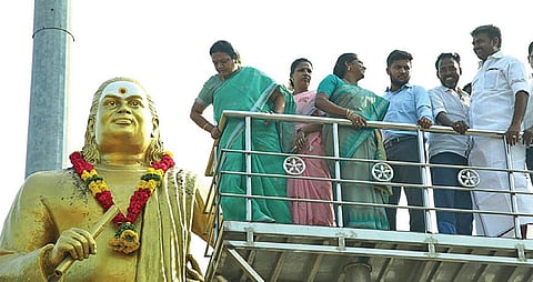 மதுரை கோரிப்பாளையத்தில் உள்ள தேவர் சிலைக்கு தமிழக அரசு சார்பில் மாலை அணிவிப்பதற்கு தேவையான ஏற்பாடுகளை செய்வதற்கு ஆய்வு செய்த மேயர் இந்திராணி.