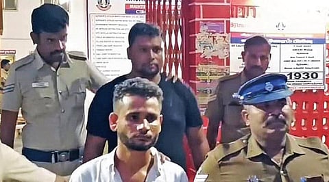 எஸ்.ஐ. மீது மோதிவிட்டு சென்ற காரில் கடத்தப்பட்ட 600 கிலோ குட்கா பறிமுதல்: ராஜஸ்தானை சேர்ந்த 2 பேர் கைது