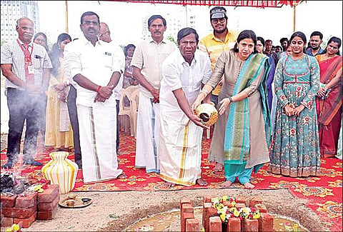 திருச்சி சமயபுரம் தனலட்சுமி சீனிவாசன் பல்கலை.யில் நவீன வசதிகளு டன் கூடிய மாணவர்  விடுதிகள் கட்டுவதற்கான பூமி பூஜை நேற்று நடைபெற்றது. இதில், பல்கலை. வேந்தர் அ.சீனிவாசன், இணைவேந்தர் அனந்தலட்சுமி கதிரவன், குழுமச் செயலாளர் நீலராஜ்  உள்ளிட்டோர் கலந்துகொண்டனர்.