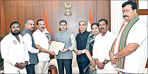 தமிழகத்தில் கடந்த 2 ஆண்டுகளில் பாஜக நிர்வாகிகள் மீது போடப்பட்ட வழக்குகள் குறித்து ஆய்வு செய்ய வந்த பாஜக உயர்நிலைக் குழுவைச் சேர்ந்த டி.வி.சதானந்த கவுடா, டி.புரந்தேஸ்வரி, சத்ய பால் சிங், பி.சி.மோகன் உள்ளிட்டோர் ஆளுநர் ஆர்.என்.ரவியை நேற்று சந்தித்து மனு அளித்தனர்.