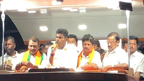 சேந்தமங்கலத்தில் நடைபெற்ற கூட்டத்தில் பாஜக மாநில தலைவர் அண்ணாமலை பேசினார். அருகில் மத்திய இணையமைச்சர் எல்.முருகன், மாநில துணைத் தலைவர்கள் கே.பி.ராமலிங்கம், வி.பி.துரைசாமி.