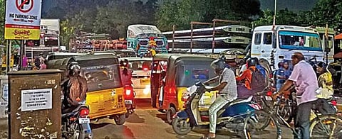 ஐசிஎப் அம்பேத்கர் சாலையில் லாரிகள் நிறுத்தப்பட்டுள்ளதால்ஏற்பட்டுள்ள போக்குவரத்து நெரிசல். படங்கள்: ம.பிரபு