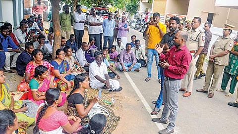 பள்ளிக் கல்வி அமைச்சர் அலுவலகத்தை ஆசிரியர் தகுதித் தேர்வில் தேர்ச்சி பெற்றவர்கள் முற்றுகை