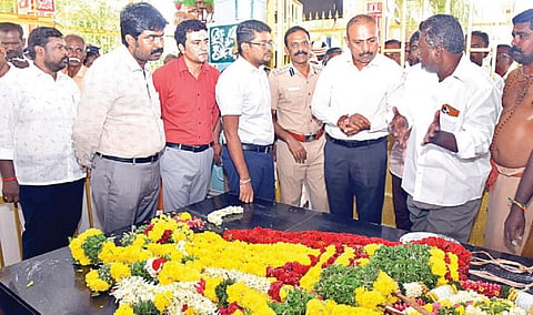 பசும்பொன்னில் இன்று நடைபெறும் தேவர் ஜெயந்தி விழாவில் முதல்வர் ஸ்டாலின் பங்கேற்பதையொட்டி, தேவர் நினைவிடத்தில் நேற்று ஆய்வு மேற்கொண்ட தமிழ் வளர்ச்சி மற்றும் செய்தித் துறை செயலர் சு.செல்வராஜ். உடன், ராமநாதபுரம் ஆட்சியர் பா.விஷ்ணு சந்திரன் உள்ளிட்டோர்.