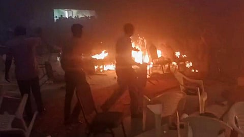 கேரளாவின் கொச்சி அருகே களமசேரியில் நேற்று நடைபெற்ற ஜெபக்கூட்டத்தில் அடுத்தடுத்து  3 குண்டுகள் வெடித்தன. இதனால் ஜெபக்கூட்டம் நடந்த அரங்கம் தீப்பிடித்து எரிந்தது.