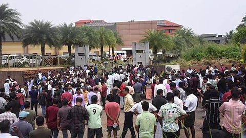 கேரளாவின் கொச்சி அடுத்த களமசேரியில் உள்ள சாம்ரா மையத்தில் நேற்று நடந்த ஜெபக் கூட்டத்தில் குண்டுகள் வெடித்ததில் 2 பேர் உயிரிழந்தனர். குண்டுவெடிப்பு நடந்த மையத்தின் முன்பு திரண்ட பொதுமக்கள். படம்: பிடிஐ