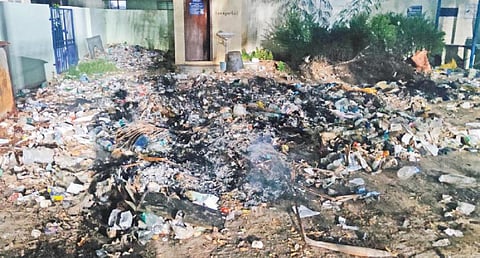 மேட்டூரில் உள்ள மாவட்ட அரசு தலைமை மருத்துவமனை வளாகத்தில் பிரேதப் பரிசோதனைக் கூடம் அருகில் எரிந்த நிலையில் காணப்படும் குப்பைகள்.